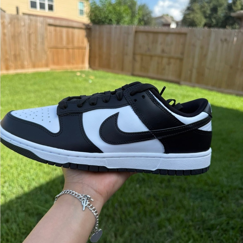 Nike Men's Black and White Low-Top Sneakers